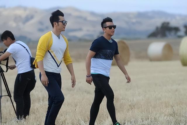 魏大勋|剧本?《跑男》现严重漏洞,魏大勋拿台本同众人讨论,网友炸锅了