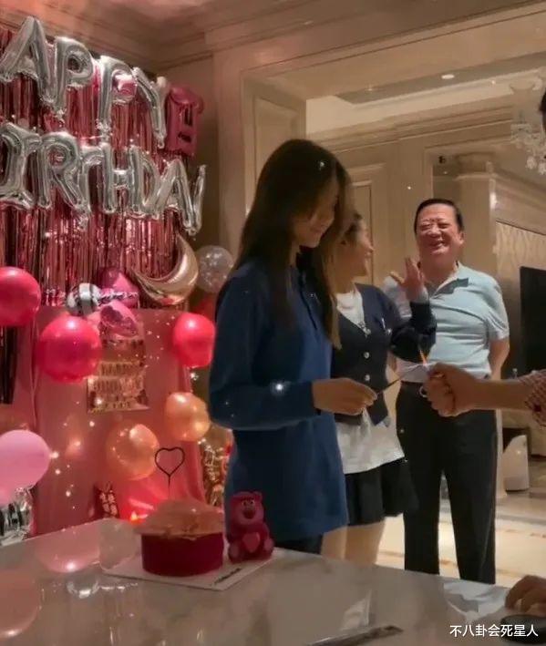 看了12岁甜馨的生日照，才知道“真名媛”不一定要靠奢侈品堆砌