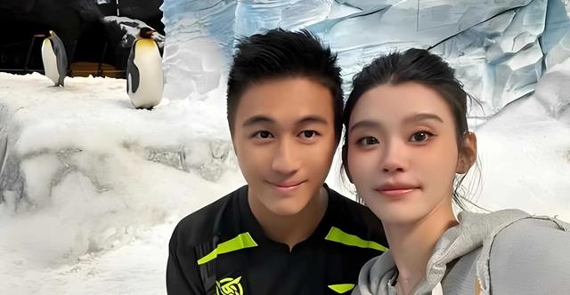 奚梦瑶小年夜现身医院！小腹隆起老公贴心陪同，心情不佳男方安慰！