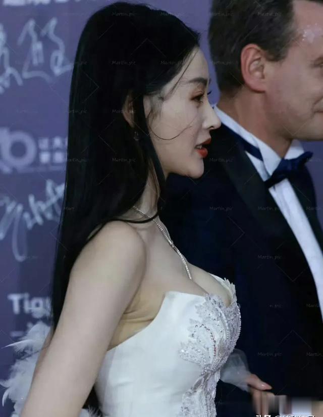 张天爱这也太能挤了吧,腋下疑似暴露了她的身材水分!