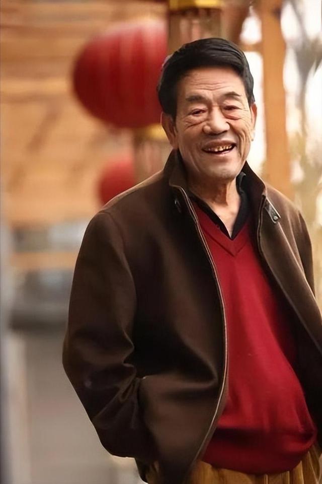 喝酒吃肉、抽华子,93岁的杨少华,在享福的路上一去不返