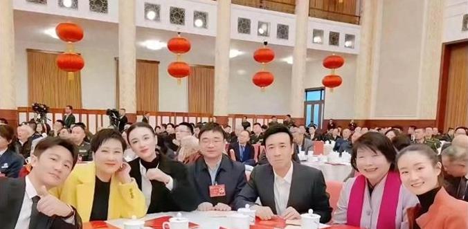 靳东和宋佳登上了新闻联播，参加春节团拜会，又飒又美根正苗红！