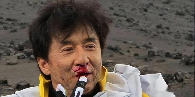 成龙70岁生日发文,自曝断崖式衰老真相,但更糟糕的事情正在发生