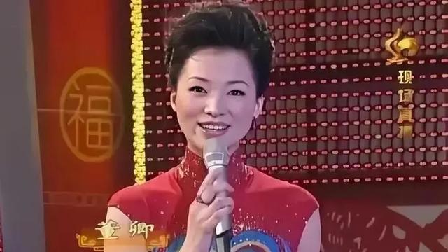 董卿早年旧照,圆脸加大龅牙尖嘴猴腮,反而是老了更漂亮!