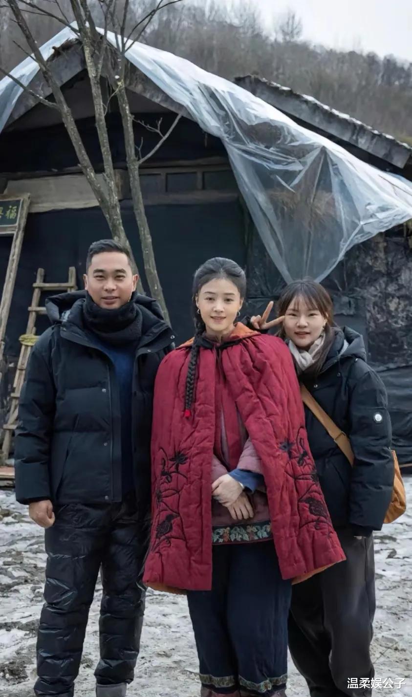 蒋欣沈阳拍戏无修图曝光，个子高脸蛋嫩天鹅颈，一点没有阿姨感啊