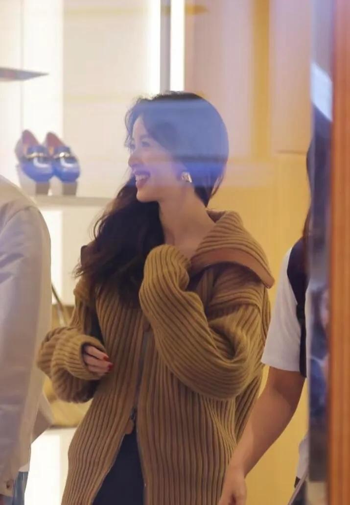 章泽天穿一身红很喜庆，她的小肚子很明显，网友：这福相太抢镜！