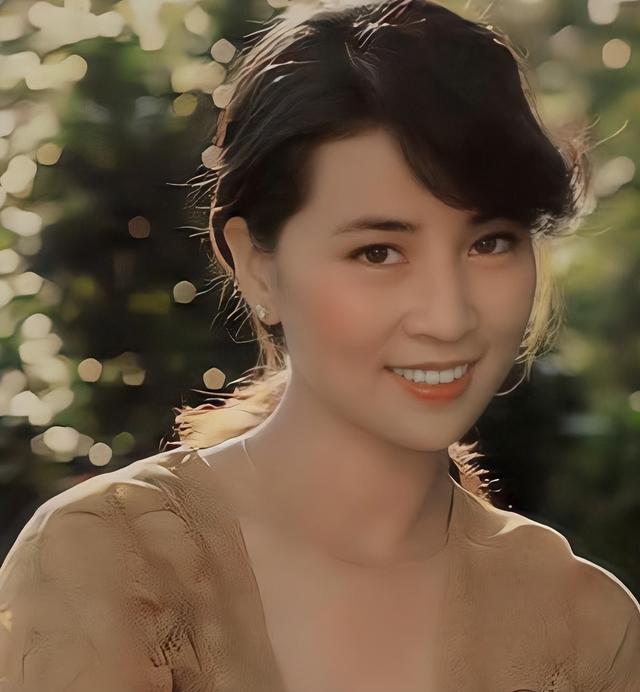 直到看见林凤娇和林青霞1976年的合影,才明白成龙为何选她当老婆