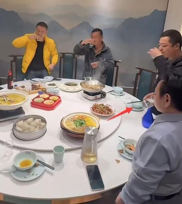 曝14米网红“香港陈总”被抓，搭档透露原因，发黑白照引发热议