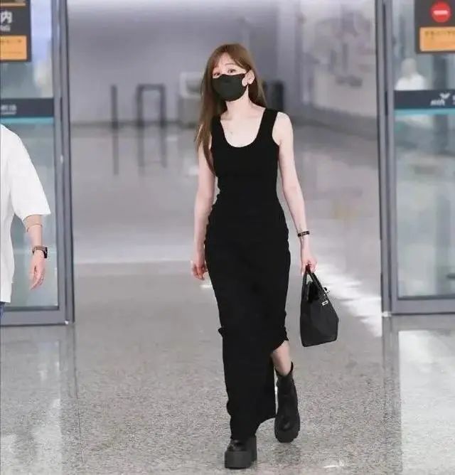 42岁王心凌机场照引热议,158身高有着175长腿,腰臀比绝顶!