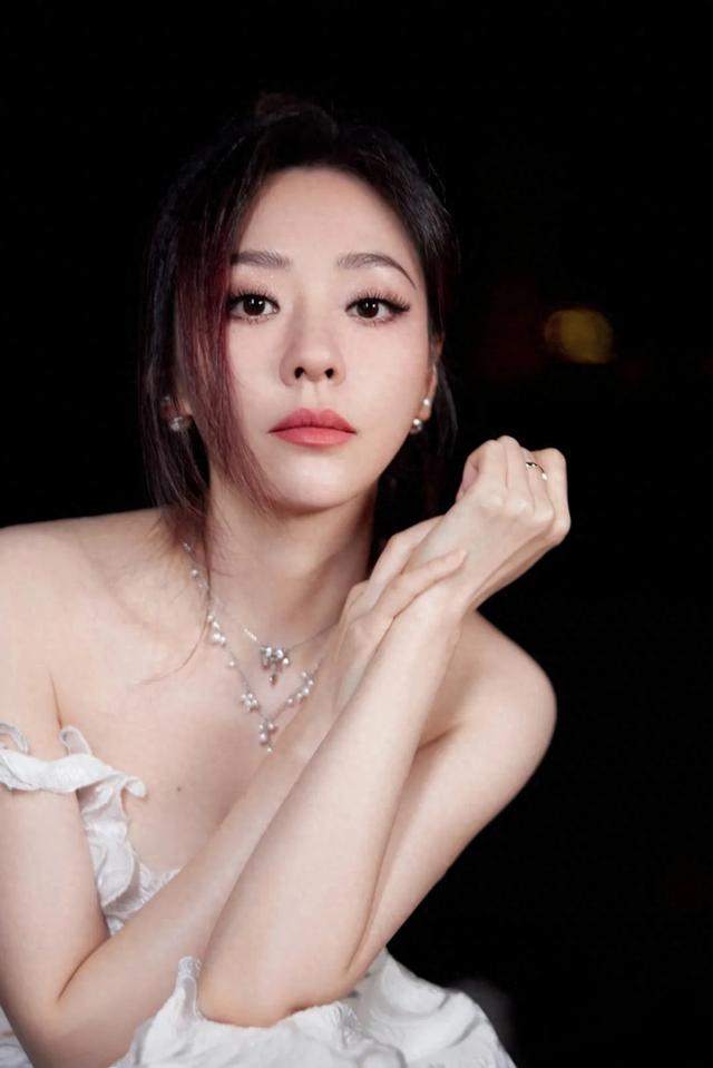 张靓颖，身着一袭白色长裙，宛如月光下绽放的百合