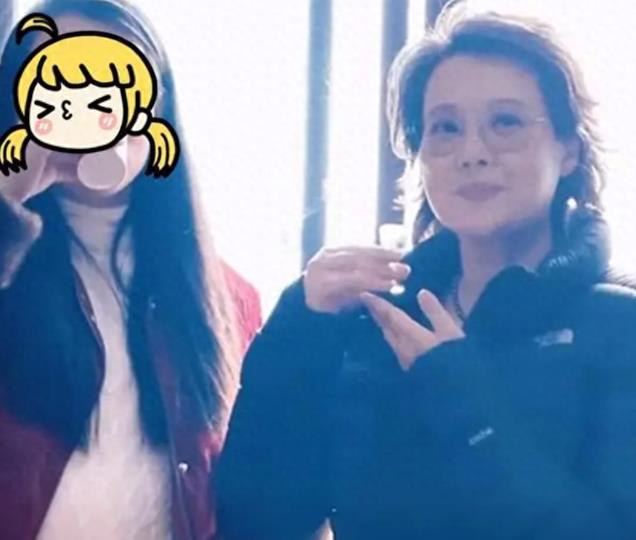 袁立大年初二回婆家走亲戚，儿子已经2岁大，主动向长辈敬酒谦卑