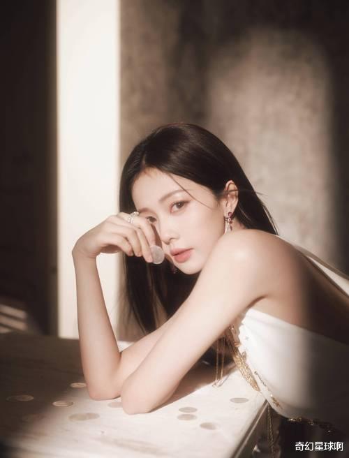 刚刚上过春晚的白鹿,居然也有这么汹涌的照片