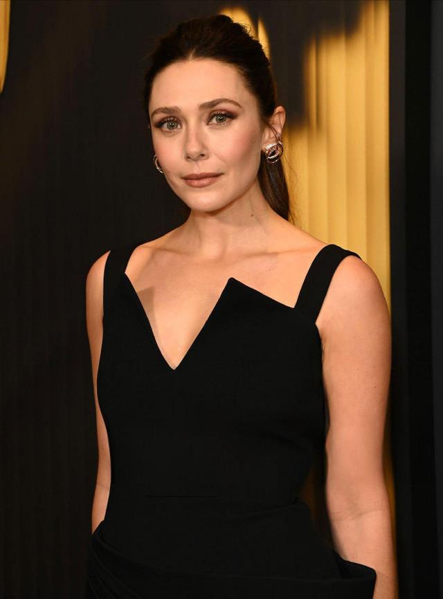 第15届奥斯卡红毯:绯红女巫露背秀身材,却被大表姐的孕肚抢镜了