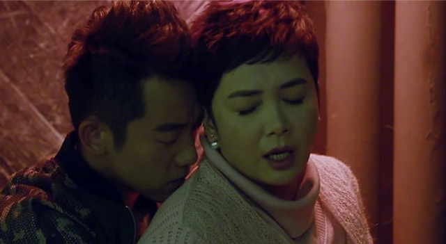 伸舌头、嘴亲肿、面条吻，这些“中老年”演员拍吻戏，个个辣眼睛