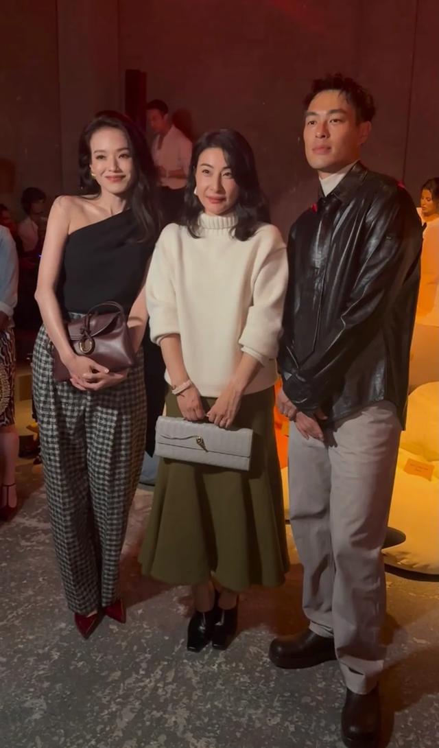 郭晶晶烫了卷发看秀,舒淇穿红色尖头鞋很娇俏,杨紫琼也来看秀!