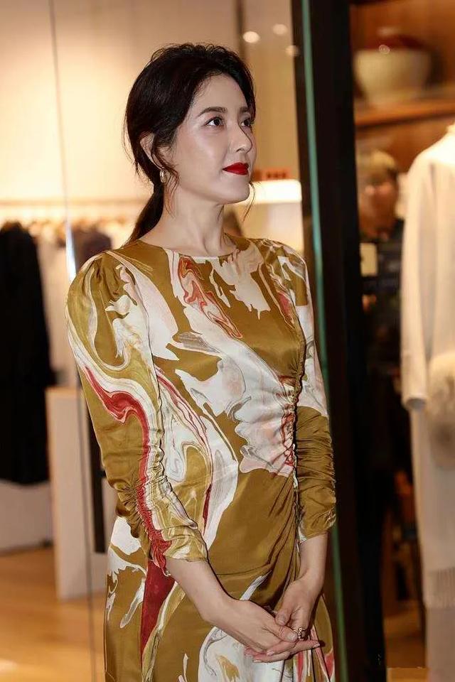 梅婷腰圆一股姨味，马伊琍短发成焦点反倒时髦，曾黎脸是最僵硬的