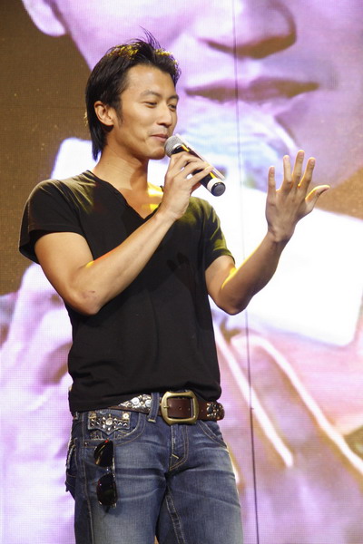 张柏芝带三子“偶遇”谢霆锋,三胎儿子一句话惊掉谢霆锋下巴