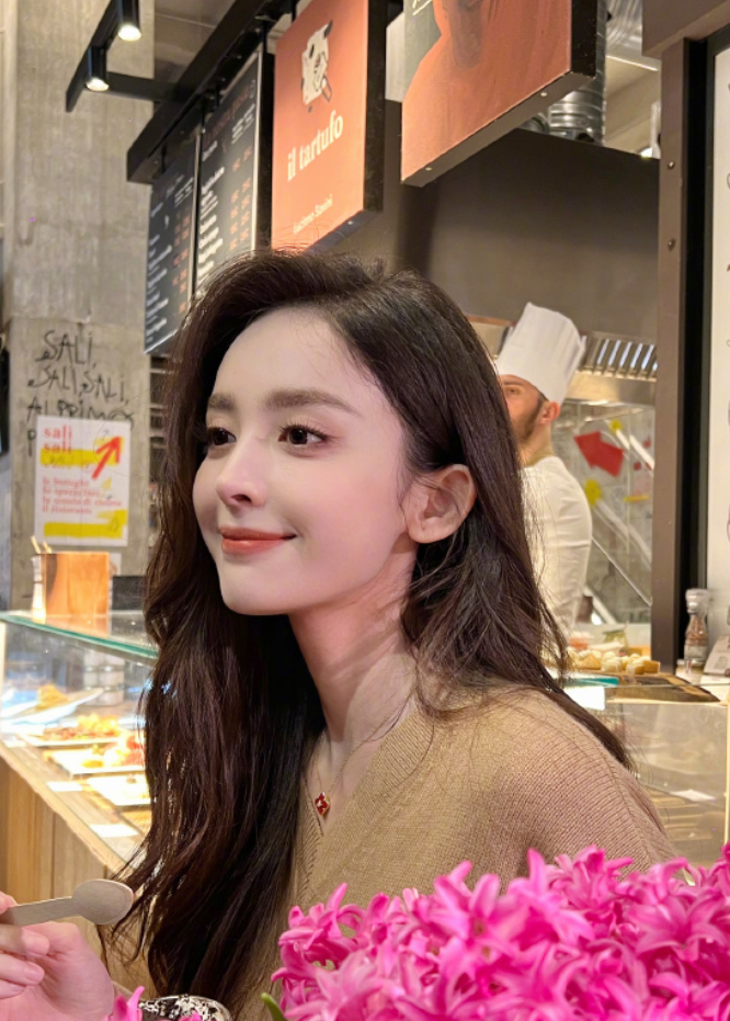 娜扎现身国外街头吃雪糕！大秀马甲线小腹平坦，忙里偷闲生活滋润