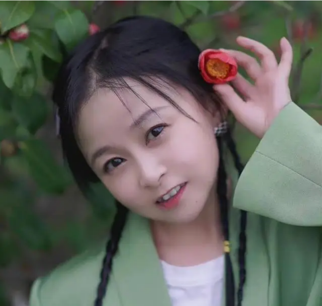 袖珍女演员朱洁疑婚内出轨,前夫曝细节晒证据,评论区言论毁三观