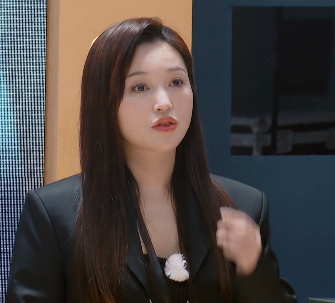 看了41岁金莎的这次表演,我发现:中年女人反油腻比扮嫩更显气质