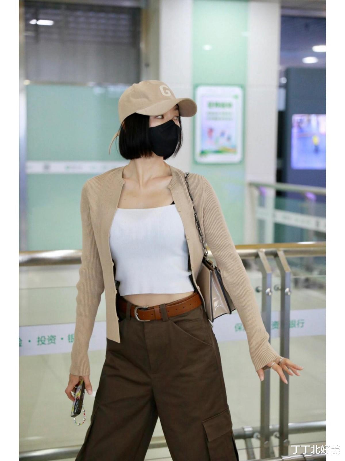 看了秦岚的穿搭，我悟了：针织开衫不配打底裤、高跟鞋，才更洋气