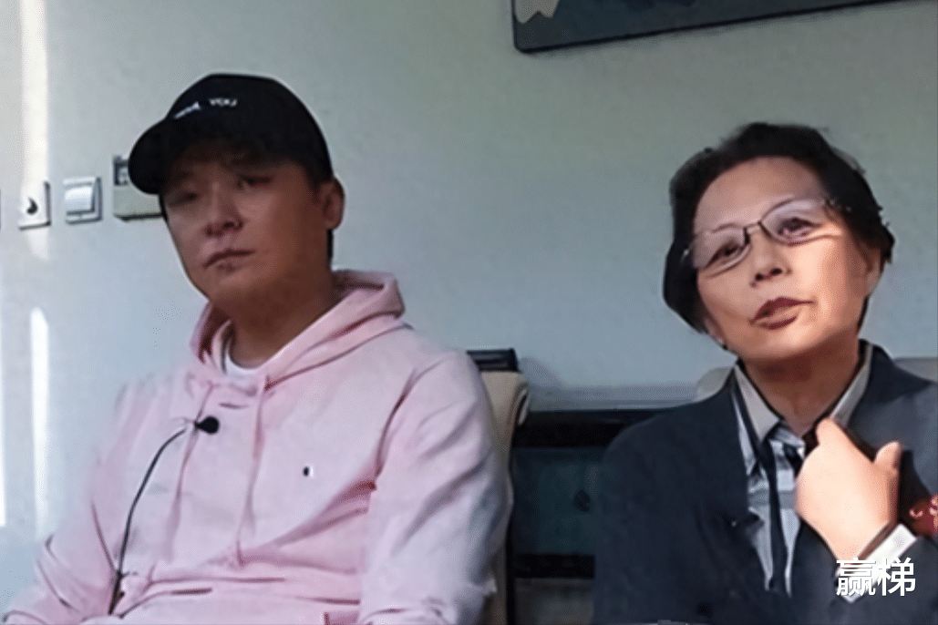 拆散儿子3段姻缘！让44岁的儿子躺狗窝大哭，她依然不后悔！