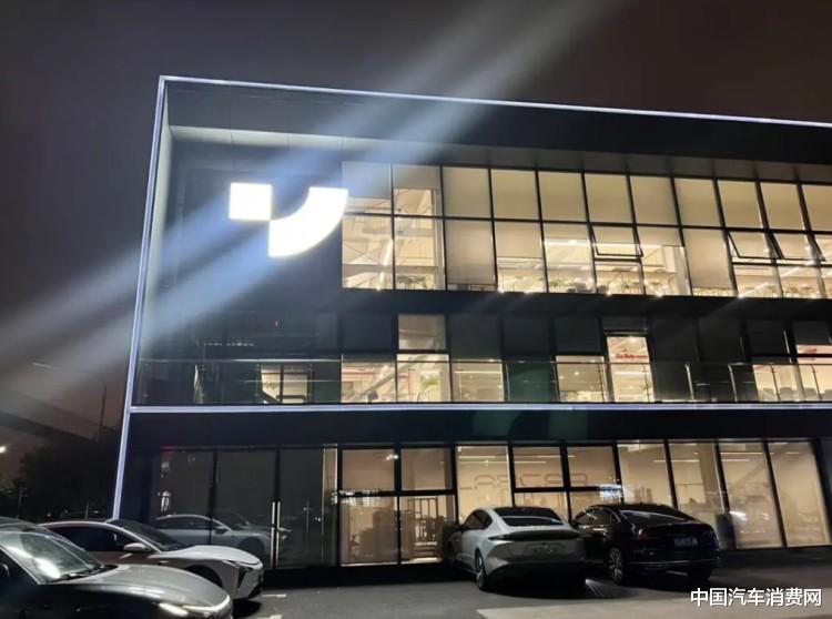 极越汽车原地解散：CEO被围堵，员工要钱！