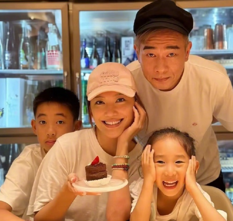 57岁陈小春父亲节晒全家福！娇妻应采儿年轻漂亮，俩孩子都像爸爸