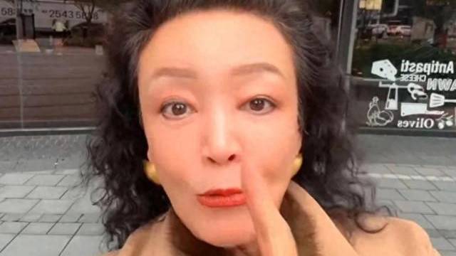 66岁张兰看孙子被拒，大S只让小玥玥来，出门打扮精致，享受亲情!