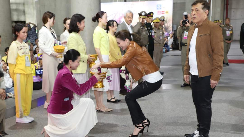 苏提达开车带72岁泰王看演唱会，夫妇俩刻意般配；新妃“入宫”已八年