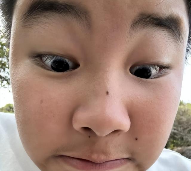 沙溢一家在泰国过年，49岁胡可长斑严重，两个胖儿子调皮又帅气！