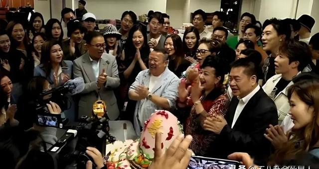 曾志伟风波轰动香港！娱乐圈一夜之间的“丢脸”，丑态被一一揭露