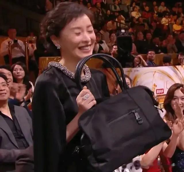 金鹰奖：李沁获大鸡腿，何炅对吴越祝福成反讽，高叶获奖人很懵！