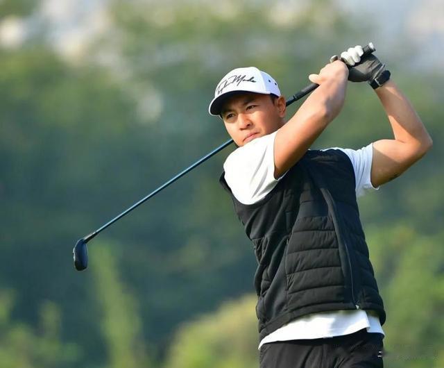 释小龙何洁分手13年后,一个身家过亿,一个捉襟见肘