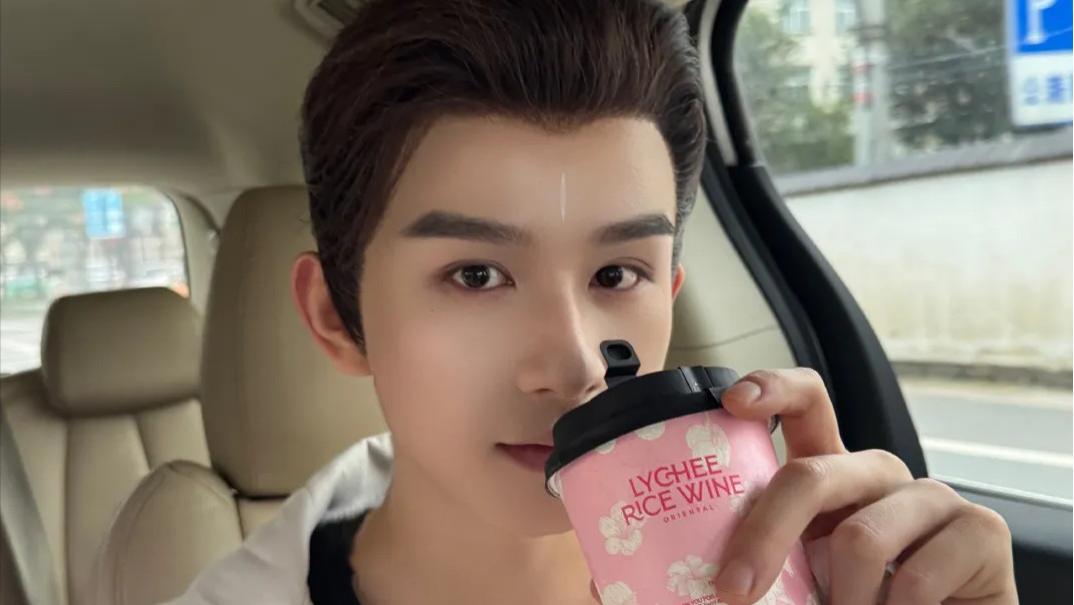 娱乐圈又添渣男！小鲜肉暴打女制片人，曾让前女友带闺蜜玩三人行