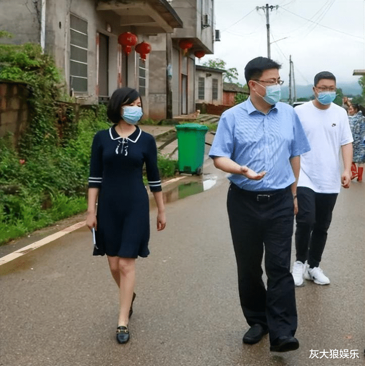 李佩霞,家庭被扒!丈夫有公职,儿子遭连累,跟毛奇多张合影曝光