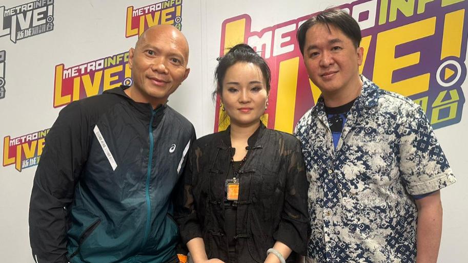 57岁香港富豪带新女友亮相，维持“3女共侍1夫”生活超10年