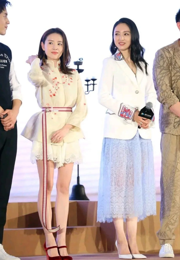 个子矮却长相绝美的4位女星,合照从没输过,赢在了骨相和气质上