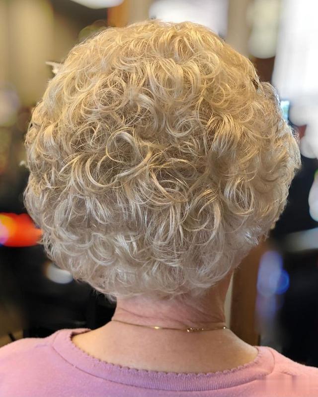 女人上了年纪头发花白,发型就选短发全头烫,蓬松时尚显发量