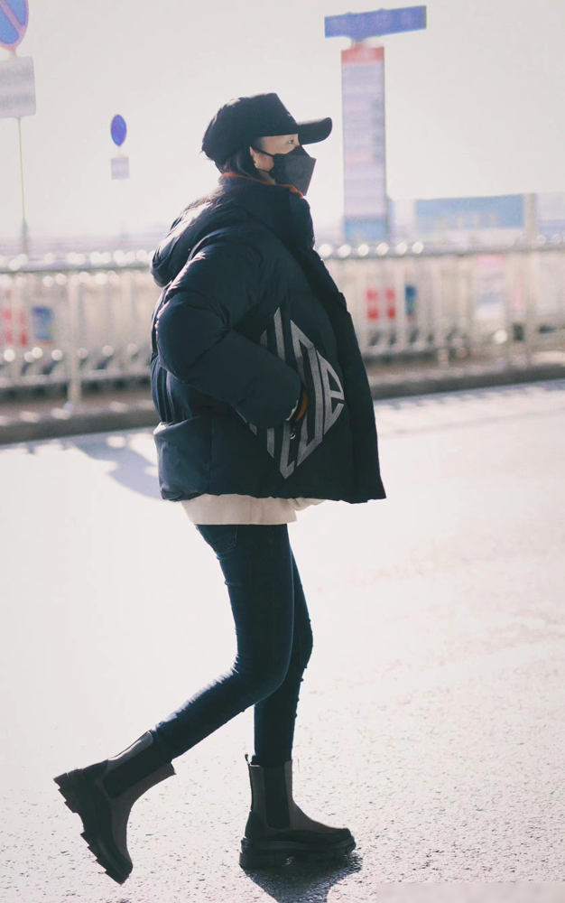 李沁现身机场，短款羽绒服搭紧身牛仔裤，简约保暖很显活力！