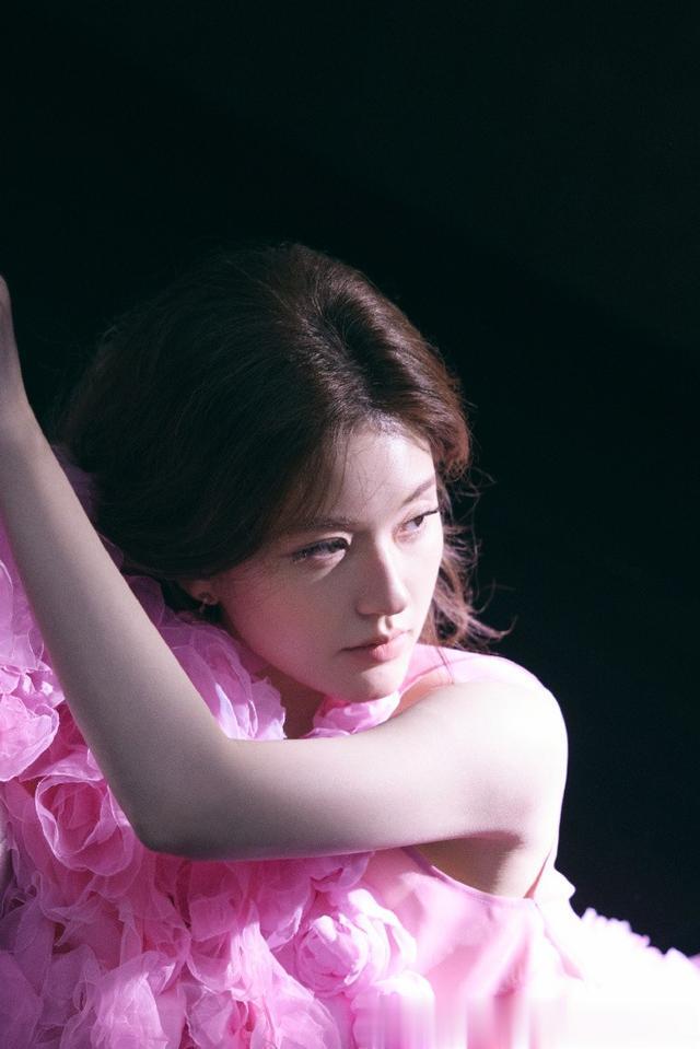 赵露思-粉红玫瑰亮银短裙妆造写真,坠入凡间的天使精灵