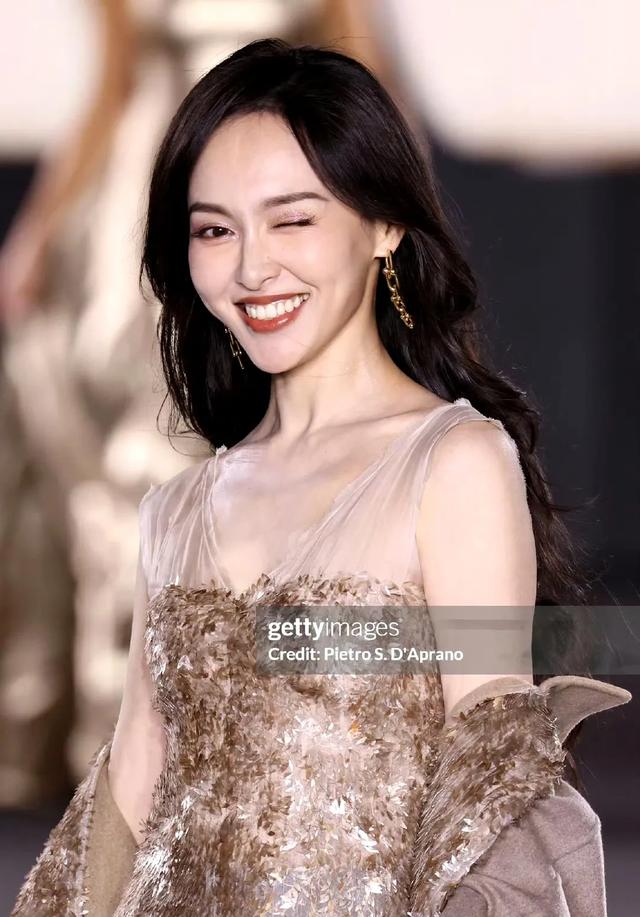 巴黎这夜！41岁的唐嫣撞上37岁的刘诗诗，真是没有对比就没有伤害