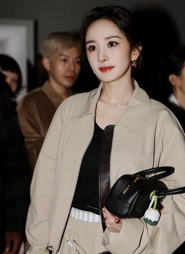 直到杨幂在巴黎时装秀美貌,才明白,她为什么比不上赵丽颖,唐嫣