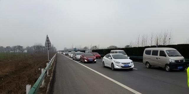 节假日7座以下小轿车免费政策被调整，取消全免？车主：真的假的
