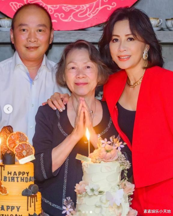 刘嘉玲带弟弟全家踏青,79岁母亲变瘦了,老人面色红润气质佳