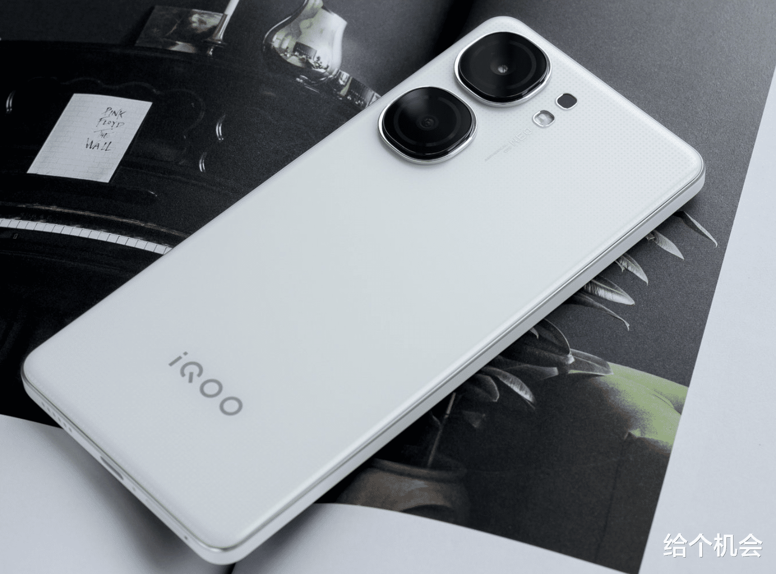 10月可以撿漏的一款手機(jī)，價(jià)格降到了“最低點(diǎn)”，性能強(qiáng)拍照好