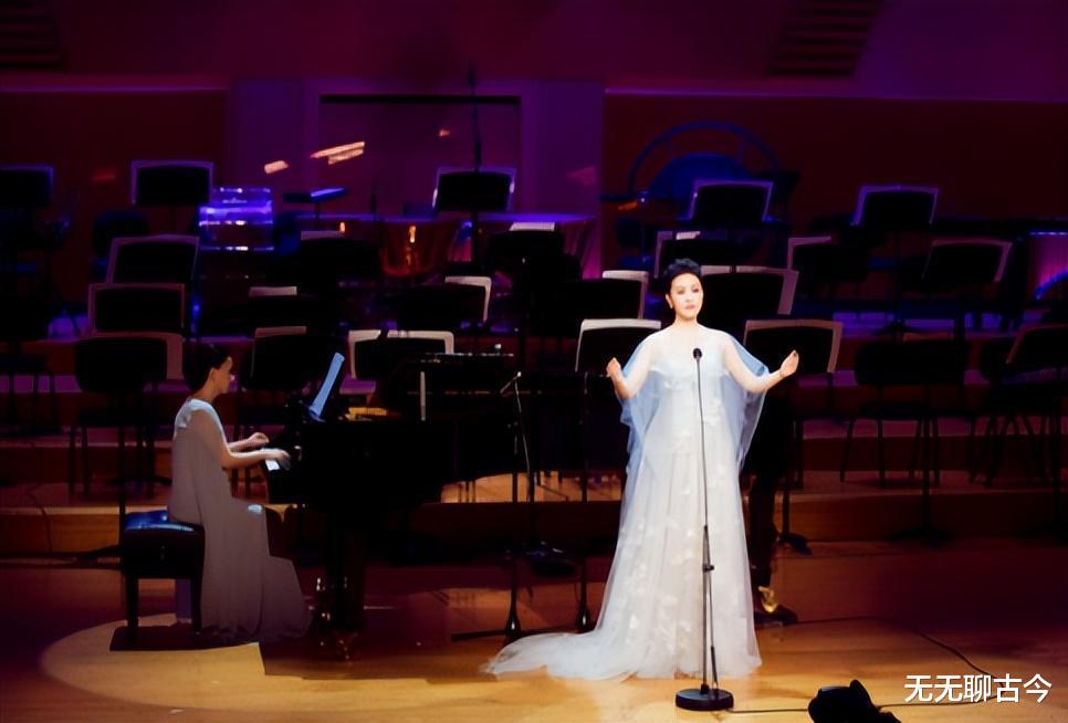 她是首位博士级歌唱家,12次荣登春晚,丈夫的身份更是深藏不露