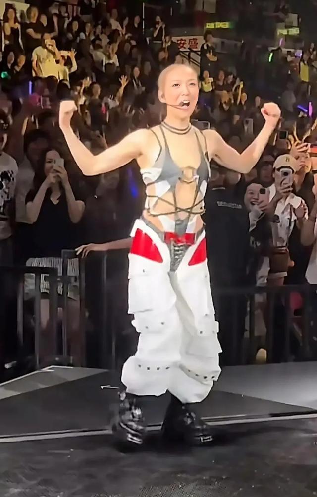 郑秀文演唱会身材引热议,健身过度身材毫无美感,网友心疼许志安
