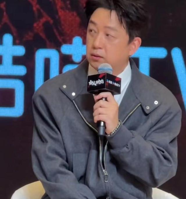 潘粤明和小女友上节目,50岁潘粤明对小女友一脸宠爱,感情甜蜜