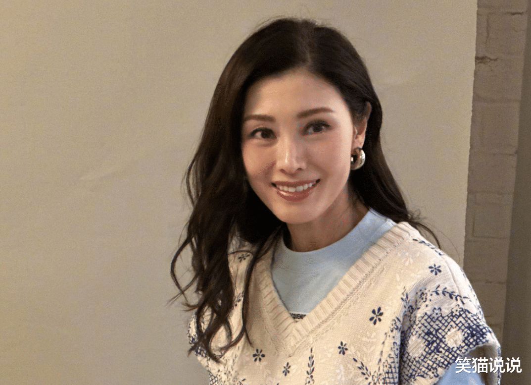 54岁李嘉欣晒照庆贺妇女节，米色毛衣显素雅，笑容甜美气质佳！